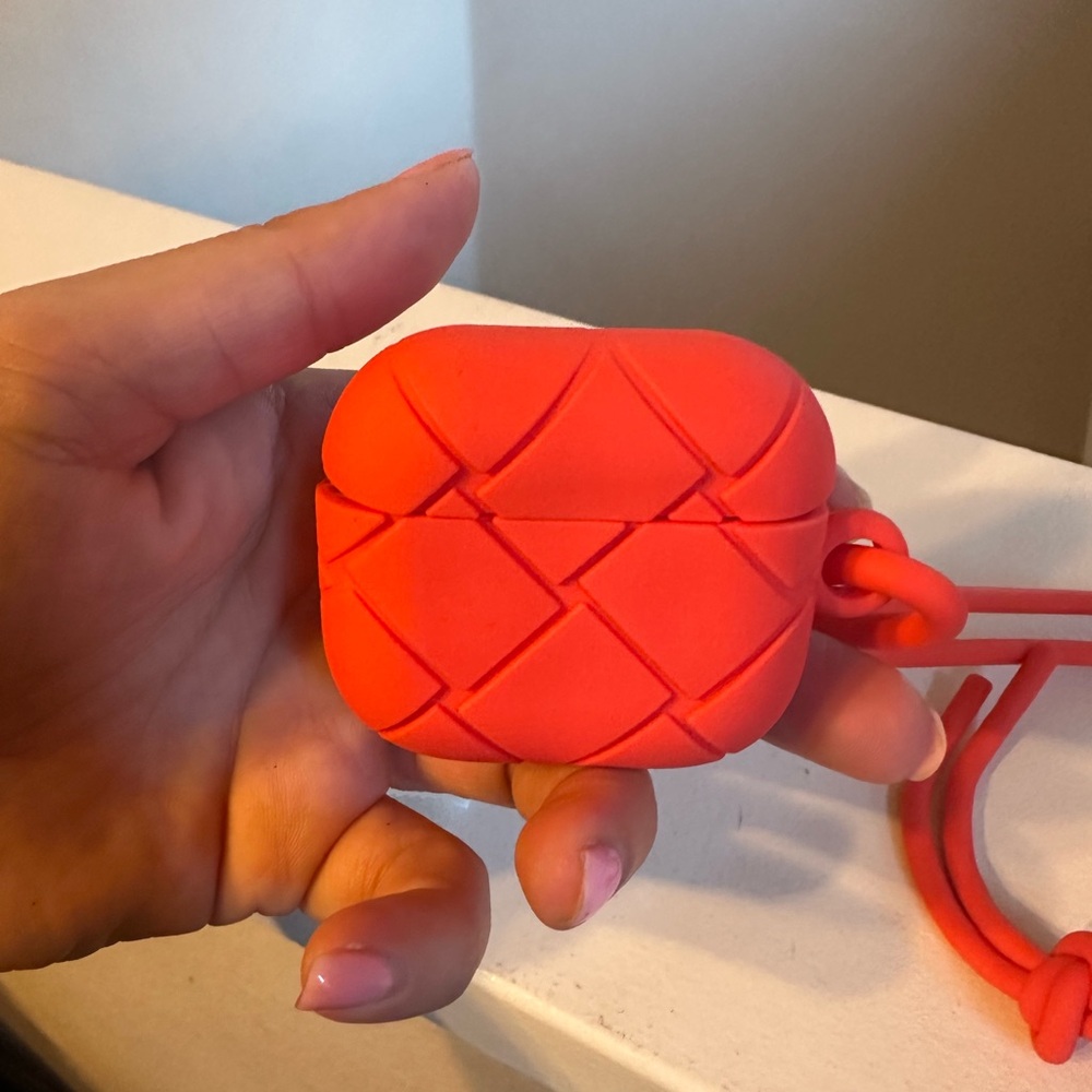 Bottega Veneta red 3rd generation AirPods case - Picture 6 of 6